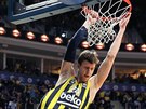 Jan Veselý z Fenerbahce Istanbul smeuje v derby proti Anadolu Efes Istanbul.