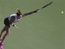 Petra Kvitová servíruje v osmifinále na turnaji v Dubaji.
