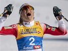 Norská bkyn na lyích Therese Johaugová slaví v cíli skiatlonu na patnáct...