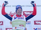 Norský bec na lyích Sjur Röthe slaví triumf ve skiatlonu na ticet kilometr...