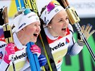 védské bkyn na lyích Stina Nilssonová a Maja Dahlqvistová slaví triumf ve...