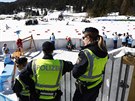 POD DOHLEDEM POLICIE. Policisté bedliv monitorují závody na mistrovství svta...