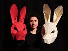 Martha Issová ped pedstavením White Rabbit Red Rabbit