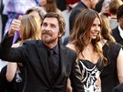 Christian Bale a Sibi Blazicová práv picházejí na ervený koberec (24. února...