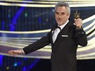 Alfonso Cuarón si odnáí Oscara za kameru za svj snímek Roma (24. února 2019).