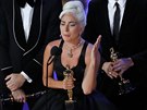 Lady Gaga děkuje za Oscara, kterého získala jako autorka nejlepší filmové...