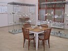 Výstava Z formy na stl v Muzeu Náchodska pedstavuje porcelán i jeho výrobu.