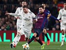 SOUBOJ KAPITÁN. Sergio Ramos z Realu Madrid se pokouí odzbrojit barcelonskou...