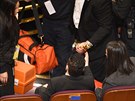 Rami Malek spadl na Oscarech z pódia (Los Angeles, 24. února 2019).
