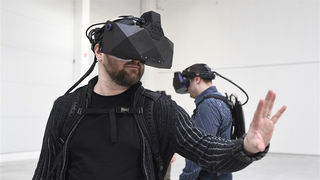 Ve velké prázdné hale spole�nosti Virtuplex lze pomocí virtuální reality...