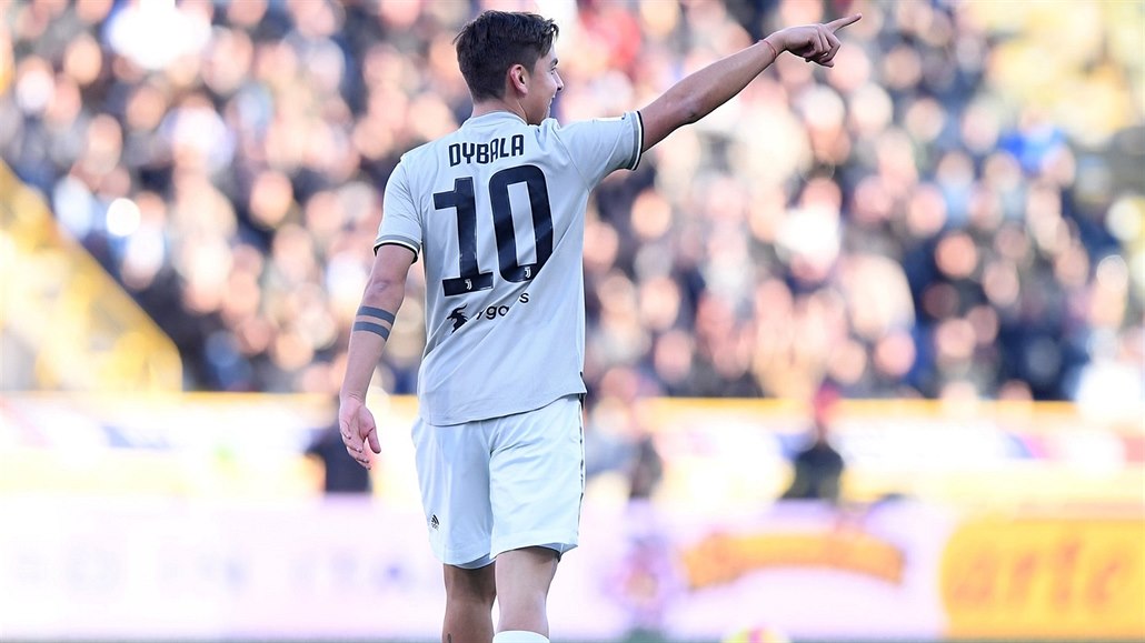 Paulo Dybala z Juventusu slaví svou trefu v zápase s Bolo�ou.