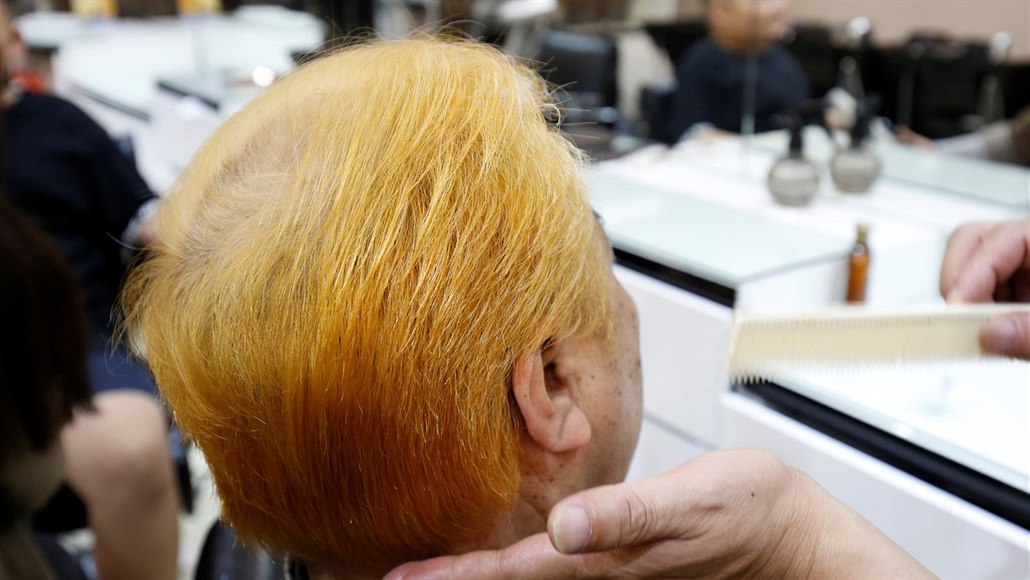 Na Trumpa, nebo Kima? Kade�ník v Hanoji napodobuje ú�esy státník�. (19. února...