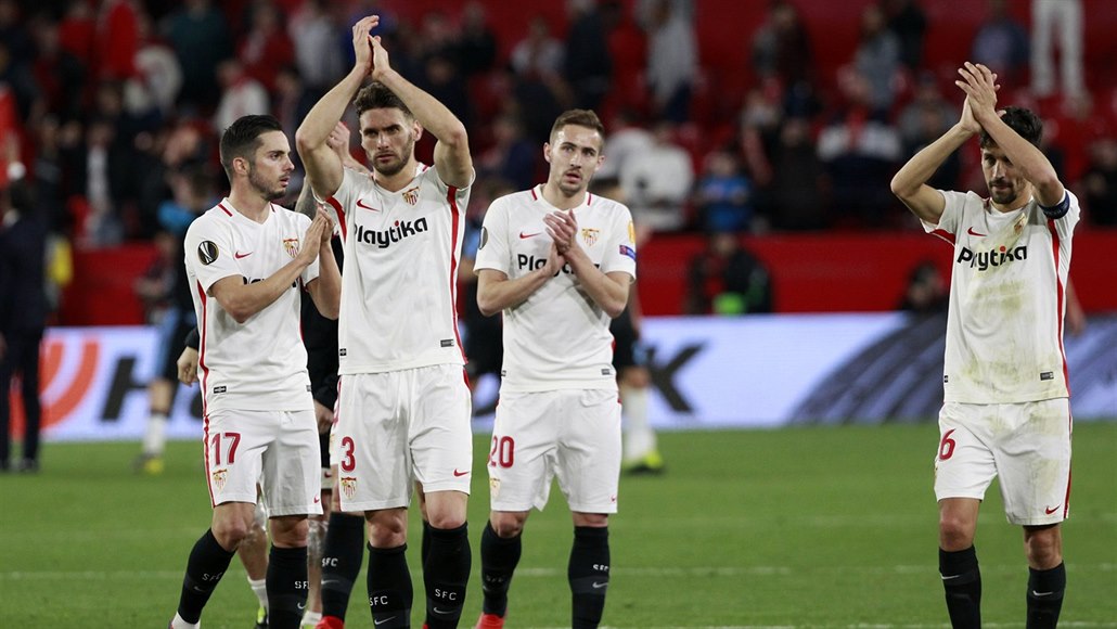 Fotbalisté Sevilly d�kují fanou�k�m za podporu ve vít�zném duelu s Laziem �ím.