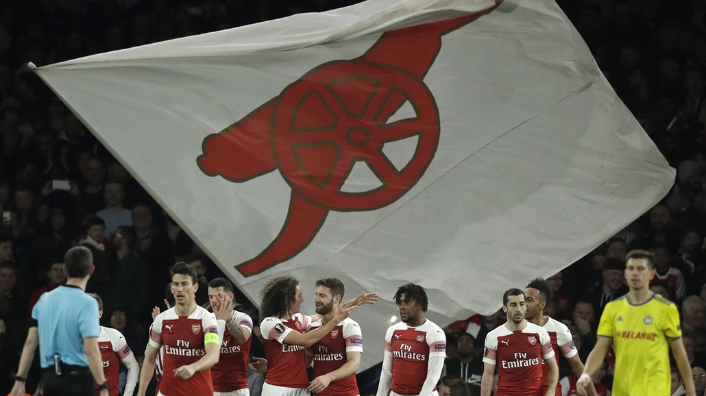 Fotbalisté Arsenalu slaví gól.