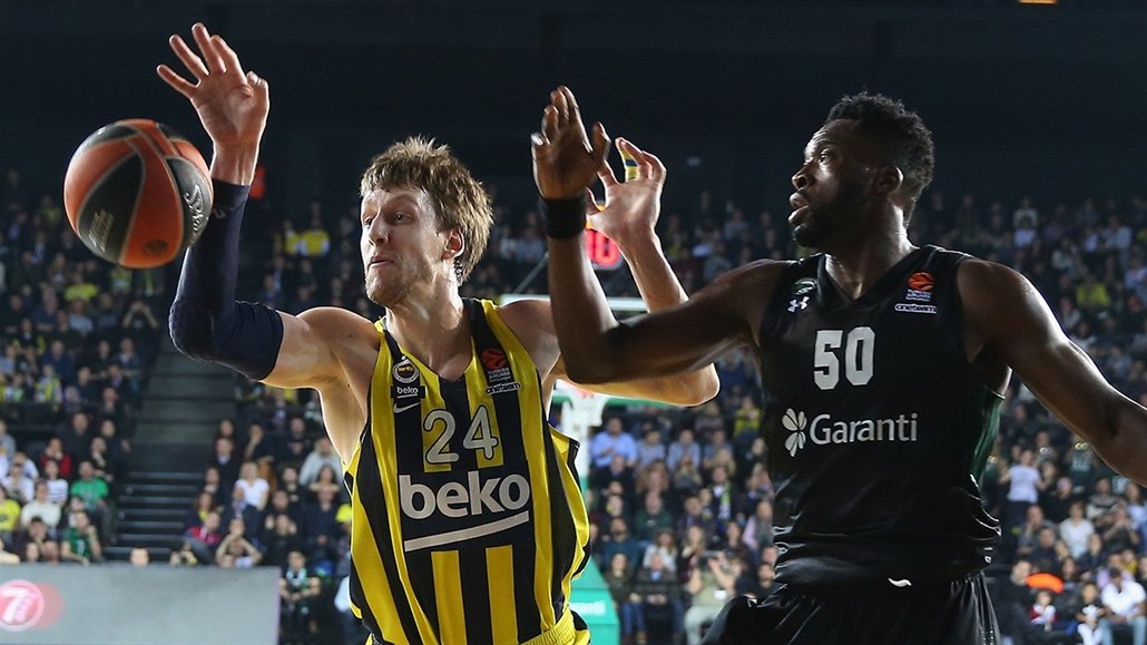 Jan Veselý (vlevo) z Fenerbahce Istanbul a Michael Eric z Darüssafaky Istanbul...