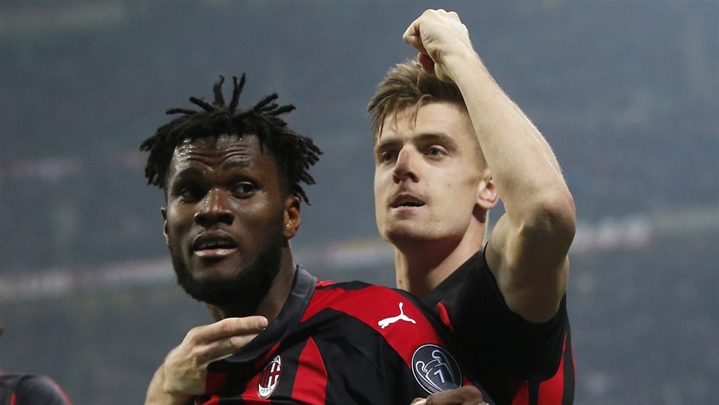 Franck Kessie (vlevo) a Krzysztof Piatek slaví gól AC Milán proti Empoli.