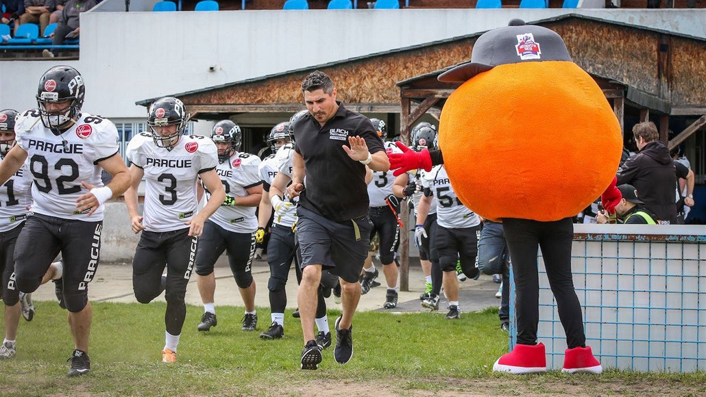 Jesse Thompson (v �erném tri�ku) a jeho sv��enci z Prague Black Panthers