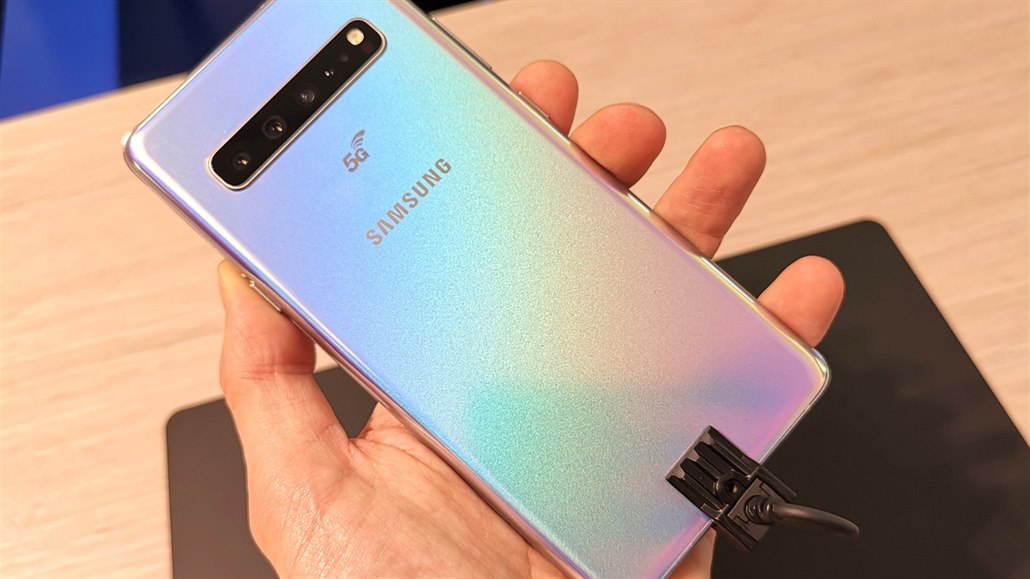 Samsung má krále fotomobilů. V Česku ho však nekoupíte