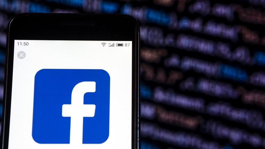 Facebook mění sankce. Za porušení pravidel na měsíc zakáže přenosy