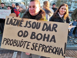 Odpůrci zřízení pilotní základny F Air na karlovarském letišti protestovali...
