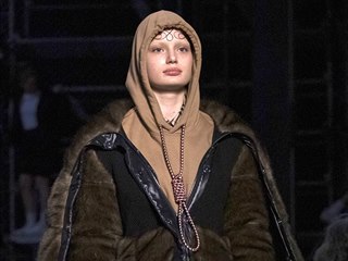 Modelka předvádí kritizovaný model britské značky Burberry na londýnském týdnu...