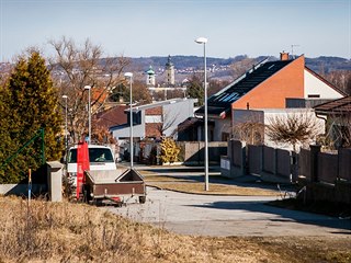 Široký travnatý pás určený pro výstavbu silnice je na Švábově Hrádku v Českých...