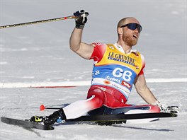 MISTR SVTA. Martin Johnsrud Sundby oslavuje triumf na klasick patnctce v...