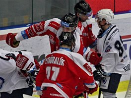 Hokejist Olomouce (v ervenm) a Plzn se postrkuj za brankou.