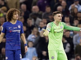 Brank Chelsea Kepa Arrizabalaga (vpravo) a jeho spoluhr David Luiz se div...