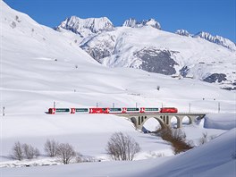 Ledovcový expres. Celodenní pou výcarskou vyhlídkovou úzkokolejkou po jiních...