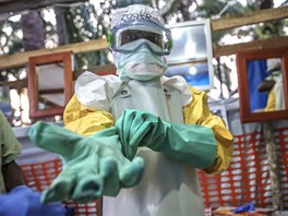 Pracovník Léka bez hranic se v centru pro lébu eboly v konské Mangin...