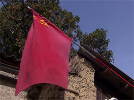 Sovtsk vlajka vlaje na domem Zdeka a Lucky.