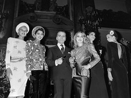 Chanelovská dekadence 80. let. Kdy Karl Lagerfeld pevzal v roce 1983 znaku...