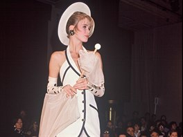 Claudia Schifferová na pehlídce Chanel v lednu 1990