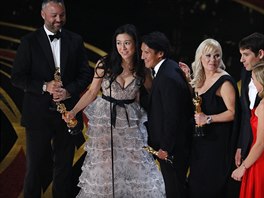 Režiséři Jimmy Chin a Elizabeth Chaiová Vasarhelyová přebírají Oscara za...