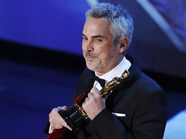 Alfonso Cuarón drží svého druhého Oscara večera, jeho film Roma se stal i...