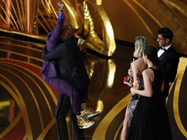 Režisér Spike Lee slaví v náručí Samuela L. Jacksona svého Oscara, kterého...