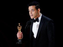 Rami Malek přebírá Oscara za mužský herecký výkon roku (24. února 2019).