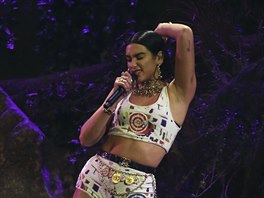 Zpvaka Dua Lipa na pedávání Brit Awards (20. února 2019)