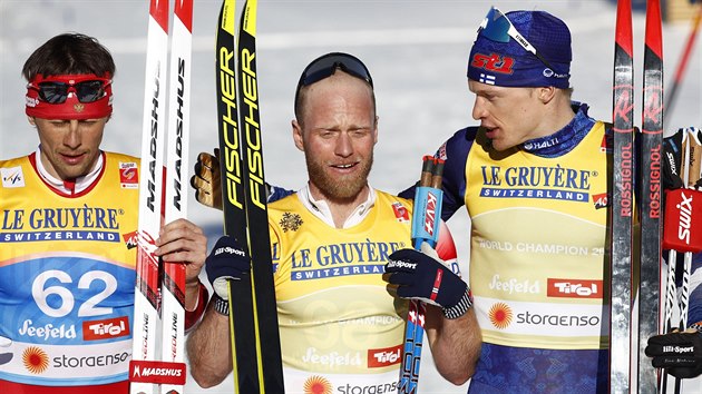 Martin Johnsrud Sundby (uprosted) - vtz v bhu na 15 km klasicky. Vlevo je druh Alexander Bessmrtnycha, vpravo tet Iivo Niskanen