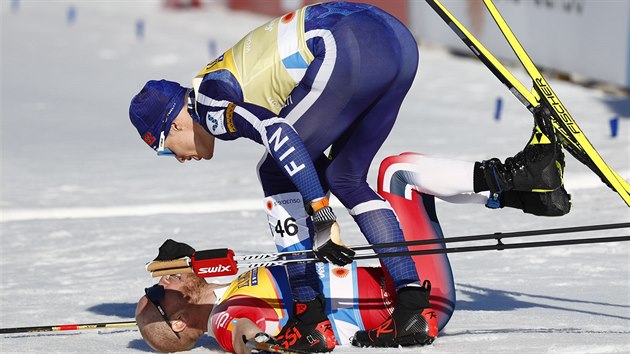 Lec Martin Johnsrud Sundby pijm gratulaci od Iiva Niskanena k triumfu na klasick patnctce na MS v Rakousku.