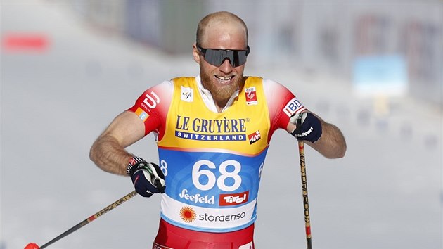 MISTR SVTA. Martin Johnsrud Sundby si jede pro triumf na klasick patnctce v Seefeldu.