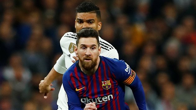 Lionela Messiho z Barcelony nahn Casemiro z Realu Madrid.