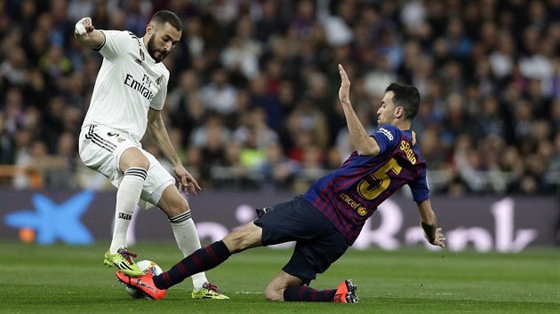 Sergio Busquets z Barcelony si v semifinle panlskho pohru vylpl na Karima Benzemu z Realu Madrid.