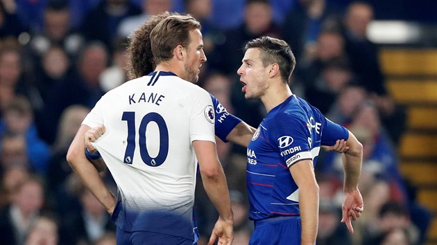 Harry Kane z Tottenhamu se hd s Cesarem Azpilicuetou z Chelsea.