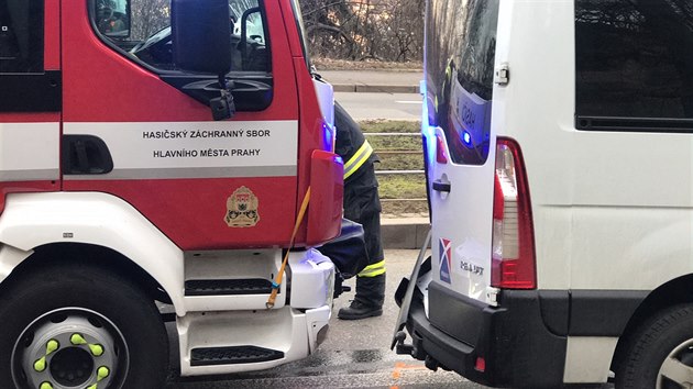 V Praze se srazila dodvka a ti hasisk auta, kter jela se zapnutmi majky k zsahu. Jeden hasi se pi nehod zranil. (26. 2. 2019)