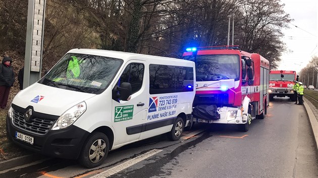 V Praze se srazila dodvka a ti hasisk auta, kter jela se zapnutmi majky k zsahu. Jeden hasi se pi nehod zranil. (26. 2. 2019)