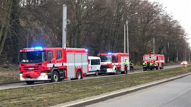 V Praze se srazila dodvka a ti hasisk auta, kter jela se zapnutmi majky k zsahu. Jeden hasi se pi nehod zranil. (26. 2. 2019)