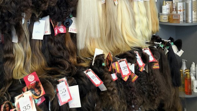 Kudrnat vlasy maj pvod v ecku, Izraeli i Brazlii. Blonat odebr Salon Afroditi ze severn Evropy.
