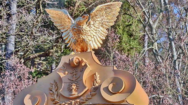 Záchrana a postupná obnova památkově chráněných objektů bývalých lázní v Kyselce pokračuje. Plastika orla na střeše stáčírny.